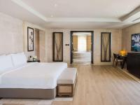 迪拜Rixos The Palm Hotel &amp; Suites - Ultra All Inclusive的一间带一张白色大床的卧室和一间浴室