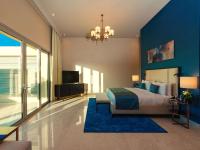 迪拜Rixos The Palm Hotel &amp; Suites - Ultra All Inclusive的一间带床和蓝色墙壁的卧室
