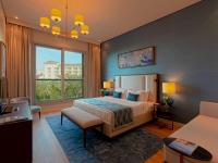 迪拜Rixos The Palm Hotel &amp; Suites - Ultra All Inclusive的一间带床和大窗户的酒店房间