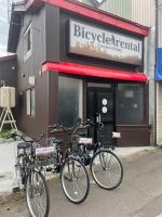 在Cozy Inn OTARU内部或周边骑自行车
