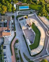 Relais Forte Benedek Wine & SPA - Adults Only内部或周边的泳池