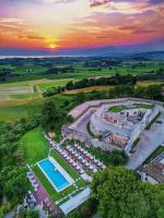 Relais Forte Benedek Wine & SPA - Adults Only内部或周边的泳池