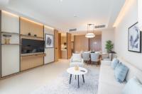 迪拜Address Residences Dubai Opera - Burj Khalifa City Views 1, 2, &amp; 3-Bedroom Apartment 1 minute walk to Burj Khalifa, Dubai Mall, Dubai Fountain by Heaven Crest的带沙发和桌子的客厅
