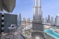 迪拜Address Residences Dubai Opera - Burj Khalifa City Views 1, 2, &amp; 3-Bedroom Apartment 1 minute walk to Burj Khalifa, Dubai Mall, Dubai Fountain by Heaven Crest的可欣赏城市景观的阳台
