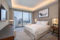 Address Residences Dubai Opera - Burj Khalifa City Views 1, 2, &amp; 3-Bedroom Apartment 1 minute walk to Burj Khalifa, Dubai Mall, Dubai Fountain by Heaven Crest客房内的一张或多张床位