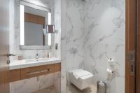 Address Residences Dubai Opera - Burj Khalifa City Views 1, 2, &amp; 3-Bedroom Apartment 1 minute walk to Burj Khalifa, Dubai Mall, Dubai Fountain by Heaven Crest的一间浴室