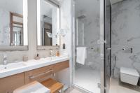 Address Residences Dubai Opera - Burj Khalifa City Views 1, 2, &amp; 3-Bedroom Apartment 1 minute walk to Burj Khalifa, Dubai Mall, Dubai Fountain by Heaven Crest的一间浴室