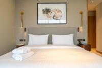 Address Residences Dubai Opera - Burj Khalifa City Views 1, 2, &amp; 3-Bedroom Apartment 1 minute walk to Burj Khalifa, Dubai Mall, Dubai Fountain by Heaven Crest客房内的一张或多张床位