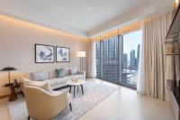 迪拜Address Residences Dubai Opera - Burj Khalifa City Views 1, 2, &amp; 3-Bedroom Apartment 1 minute walk to Burj Khalifa, Dubai Mall, Dubai Fountain by Heaven Crest的带沙发和大窗户的客厅