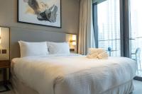 Address Residences Dubai Opera - Burj Khalifa City Views 1, 2, &amp; 3-Bedroom Apartment 1 minute walk to Burj Khalifa, Dubai Mall, Dubai Fountain by Heaven Crest客房内的一张或多张床位