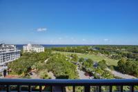 德斯坦Hotel Effie Sandestin Resort, Autograph Collection的从大楼的阳台上可欣赏到公园景色
