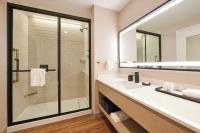 德斯坦Hotel Effie Sandestin Resort, Autograph Collection的带水槽和淋浴的浴室