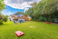 Gorgeous Centrally Located Ocean View 2 King, Huge Private Yard &amp; Deck, Firepit, BBQ, &amp; Game Tables外面的花园