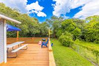 Gorgeous Centrally Located Ocean View 2 King, Huge Private Yard &amp; Deck, Firepit, BBQ, &amp; Game Tables外面的花园