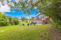 Gorgeous Centrally Located Ocean View 2 King, Huge Private Yard &amp; Deck, Firepit, BBQ, &amp; Game Tables外面的花园