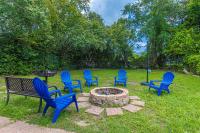 默特尔比奇Gorgeous Centrally Located Ocean View 2 King, Huge Private Yard &amp; Deck, Firepit, BBQ, &amp; Game Tables的一群蓝色的椅子坐在火坑周围