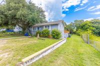 Gorgeous Centrally Located Ocean View 2 King, Huge Private Yard &amp; Deck, Firepit, BBQ, &amp; Game Tables外面的花园
