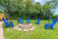 Gorgeous Centrally Located Ocean View 2 King, Huge Private Yard &amp; Deck, Firepit, BBQ, &amp; Game Tables外面的花园