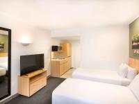 Mercure Sydney Macquarie Park的电视和/或娱乐中心