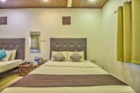 卡兰古特The Balaji inn Baga的带一张大床和一张沙发的卧室