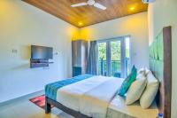 卡兰古特The Balaji inn Baga的一间带大床和电视的卧室