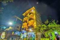 卡兰古特The Balaji inn Baga的黄楼,有街灯