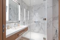 Address Residences Dubai Opera - Burj Khalifa City Views 1, 2, &amp; 3-Bedroom Apartment 1 minute walk to Burj Khalifa, Dubai Mall, Dubai Fountain by Heaven Crest的一间浴室