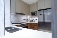 Address Residences Dubai Opera - Burj Khalifa City Views 1, 2, &amp; 3-Bedroom Apartment 1 minute walk to Burj Khalifa, Dubai Mall, Dubai Fountain by Heaven Crest的厨房或小厨房
