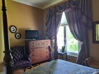 Gîte au Charme Victorien的电视和/或娱乐中心