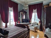 Gîte au Charme Victorien客房内的一张或多张床位
