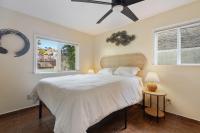 圣地亚哥Downtown Cottage blocks from Petco Park的一间卧室配有一张大床和吊扇