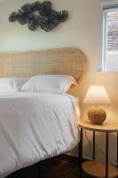 圣地亚哥Downtown Cottage blocks from Petco Park的卧室里有一张床和一张带灯的桌子