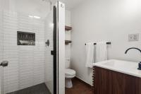 Downtown Cottage blocks from Petco Park的一间浴室
