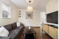 Downtown Cottage blocks from Petco Park的电视和&#47;或娱乐中心