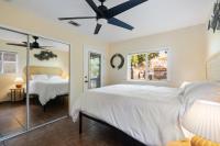 Downtown Cottage blocks from Petco Park客房内的一张或多张床位