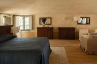 Hôtel du Couvent, a Luxury Collection Hotel, Nice的电视和/或娱乐中心