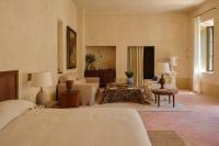 Hôtel du Couvent, a Luxury Collection Hotel, Nice客房内的一张或多张床位