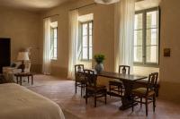 Hôtel du Couvent, a Luxury Collection Hotel, Nice客房内的一张或多张床位