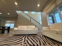 New Modern Contemporary House by The Airport and Gaylord Resort的休息区