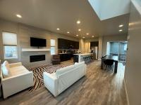New Modern Contemporary House by The Airport and Gaylord Resort的厨房或小厨房