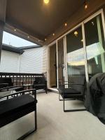 New Modern Contemporary House by The Airport and Gaylord Resort的休息区