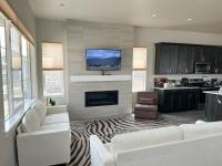New Modern Contemporary House by The Airport and Gaylord Resort的厨房或小厨房