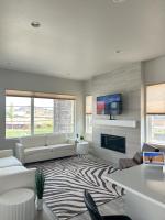 New Modern Contemporary House by The Airport and Gaylord Resort的电视和/或娱乐中心