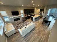 New Modern Contemporary House by The Airport and Gaylord Resort的电视和/或娱乐中心