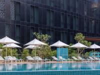Grand Mercure Dubai City内部或周边的泳池
