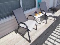 格尔夫海岸Condo in Gulf Shores King Suite的门廊上的两把椅子和一张桌子