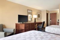Holiday Inn National Airport/Crystal City by IHG客房内的一张或多张床位