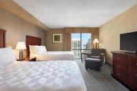 Holiday Inn National Airport/Crystal City by IHG客房内的一张或多张床位