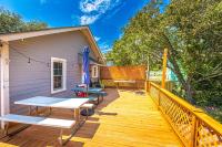 Gorgeous Centrally Located Ocean View 2 King, Huge Private Yard &amp; Deck, Firepit, BBQ, &amp; Game Tables的阳台或露台