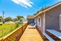 Gorgeous Centrally Located Ocean View 2 King, Huge Private Yard &amp; Deck, Firepit, BBQ, &amp; Game Tables的阳台或露台